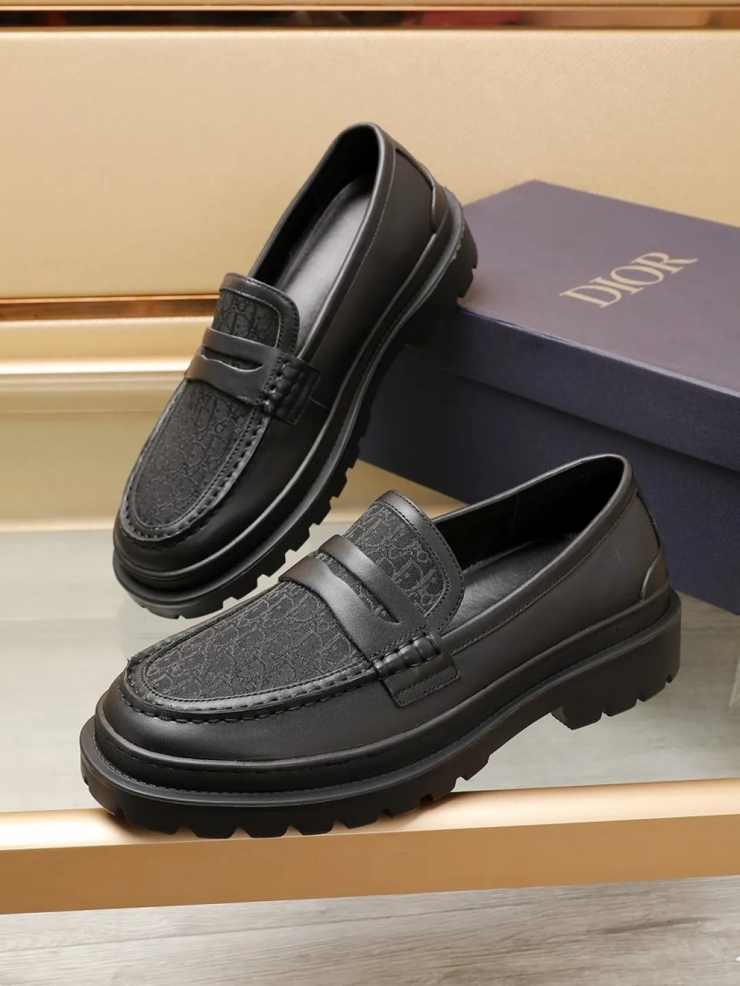 Factory P460💰[Dior] men's classic Loaf leather shoes🇺🇸 are on sale at the same time, original Italian brand · brand totem cloth sewn with brand cloth label · paired with calfskin · (high-end, extravagant and classy) exquisite workmanship (original lining) sole: original factory special rubber concave and convex outsole ⚠️ outsole. Comfortable, wear-resistant, non-slip, real shot 🎬 Can be worn with casual clothes or suits. Size: 38-44 (46.46 customized)